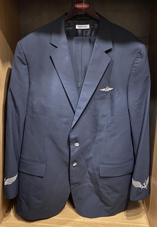 Китель и брюки сотрудника Аэрофлот