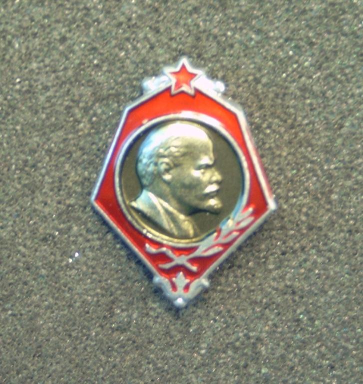 Значок В.И.Ленин на красном фоне с лавровой ветвью.  Лёгкий. Нечастый.