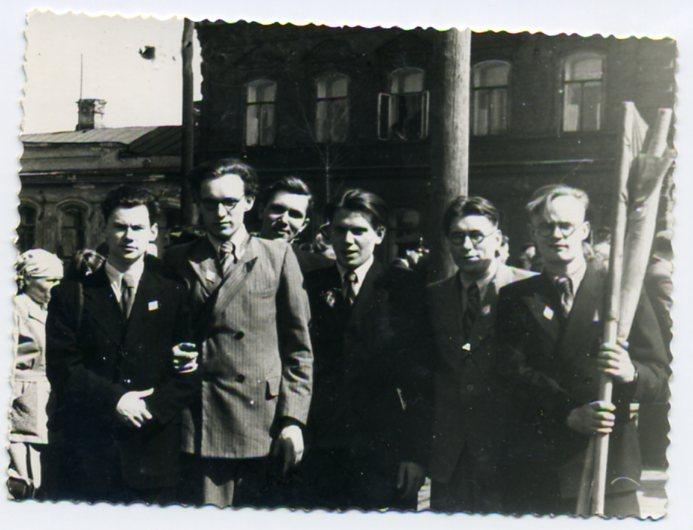 Советский быт Праздник демонстрация молодежь одежда мода Пермь 8 х 10,5 см