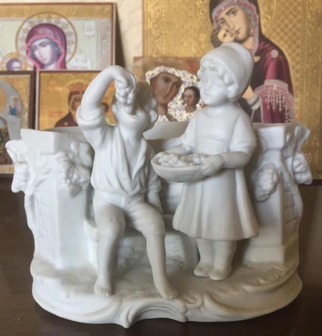 фарфоровая статуэтка Мальчик и Девочка с виноградом,старинная,Европа,Германия
