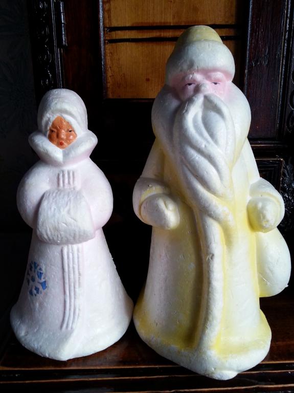 Удивительная фигура Деда Мороза из пенопласта - прикольная и оригинальная идея для украшения праздника