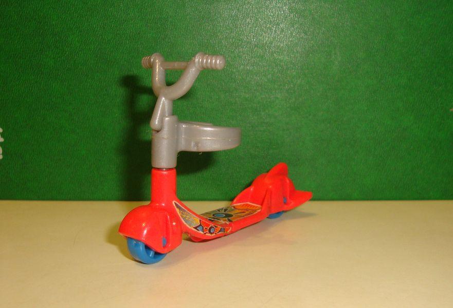 Киндер фигурка Красный Самокат FS064 из серии «Самокаты (Roller 3000)» (2015).