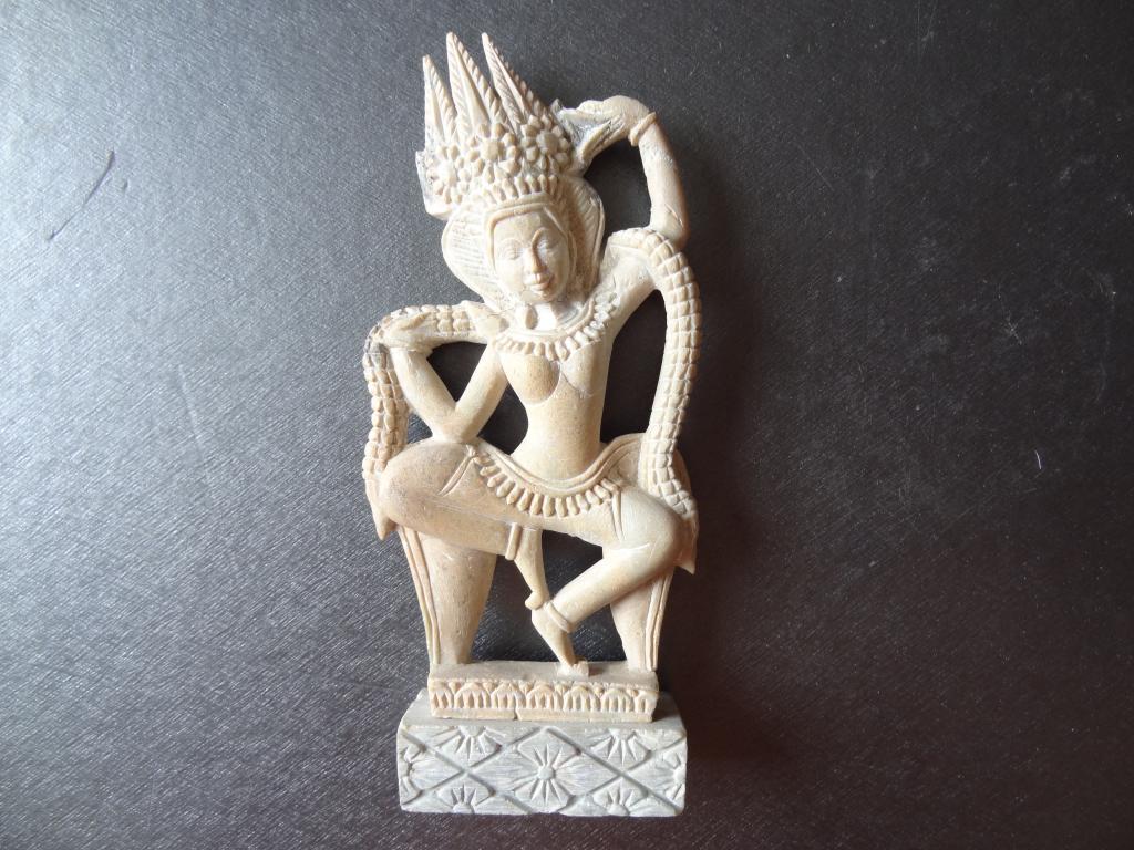 Апсара вырезанная из камня. Высота 14 см, ширина 7 см. Камбоджа