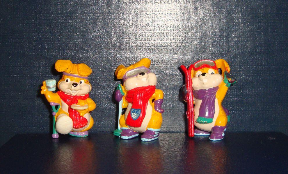 Киндерфигурки из серии «Забавные зайчики на лыжах » (1996).