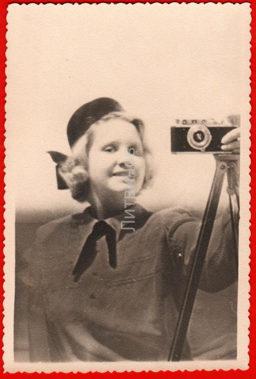 Молодая женщина фотографируется