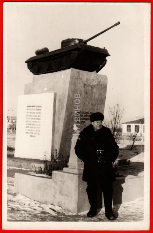 Памятник погибшему танкисту. Памятник на могилу танкисту. Памятник на могилу танкисту военному. Памятник танкисту на могилу фото