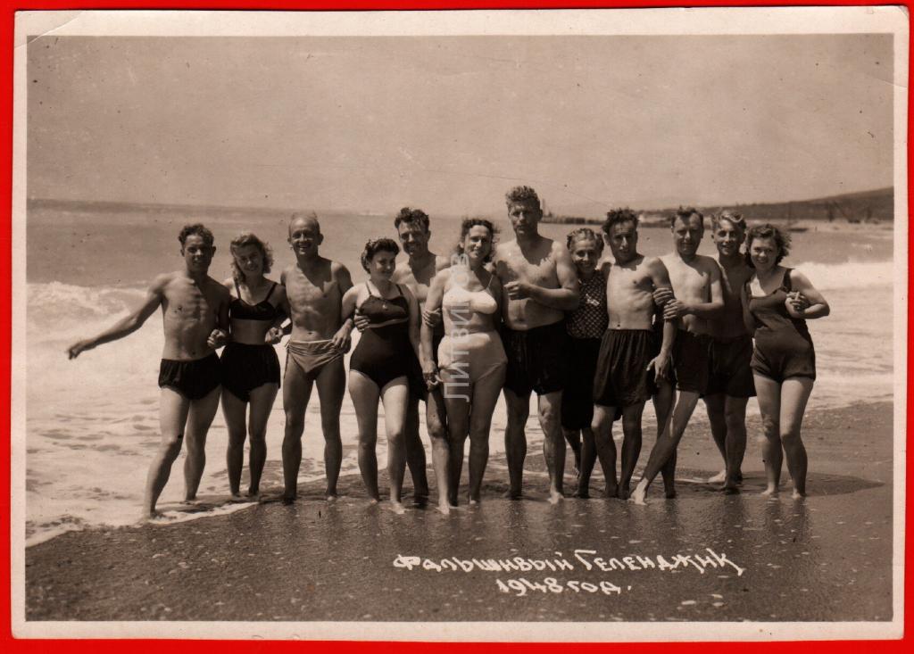 59575 Пара двое семья фотография купание купальник бикини обнаженный пляж прибой