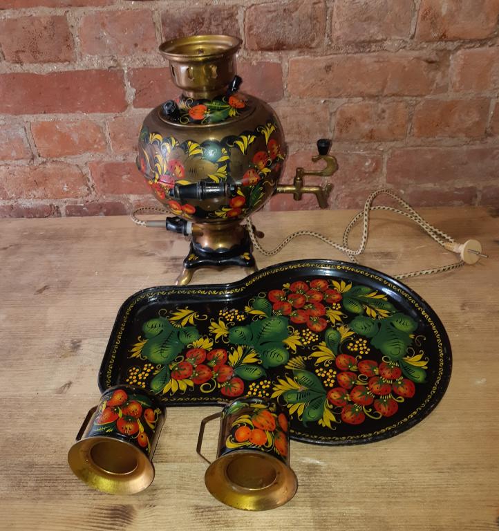 samovar_elektricheskij_podnos_i_podstakanniki_ruchnaja_rospis_sssr_70_gody_20_vek.jpg