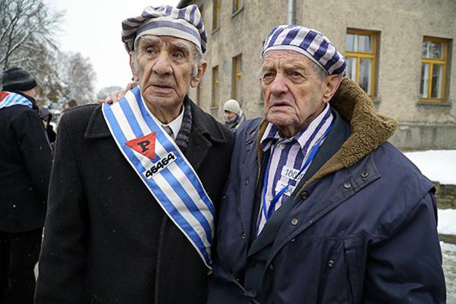 выплаты узникам. размер пенсии у военных пенсионеров. удостоверение несовершеннолетнего узника концлагерей. размер доплаты к пенсии инвалиду 2 группы. пенсия ветерана вов в россии.