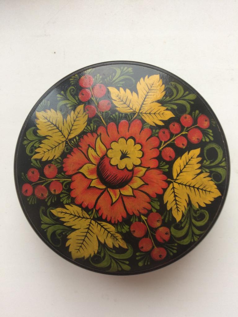 Шкатулка круглая с изображением цветов.