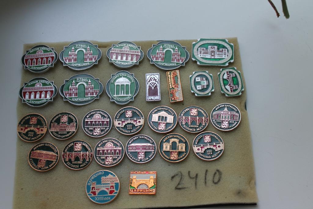Значки 50 лет челюскинской эпопеи. Значки коллекция башни московского кремля. Подарочный набор значков. Набор значков. Пиктограмма москва 80.
