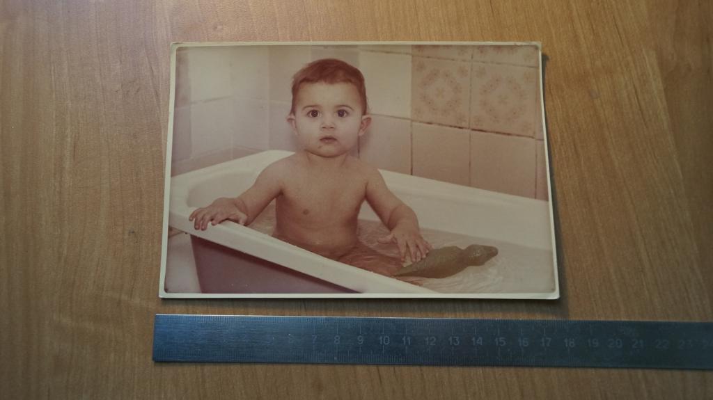 №1789 маленький ребенок купается в ванной с игрушкой крокодил