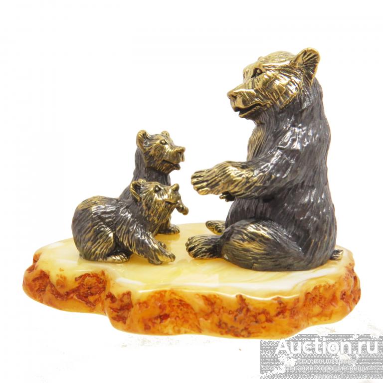 Фигурка бронза Медведведица с медвежатами подставка янтарь миниатюра пластика животные звери 2431