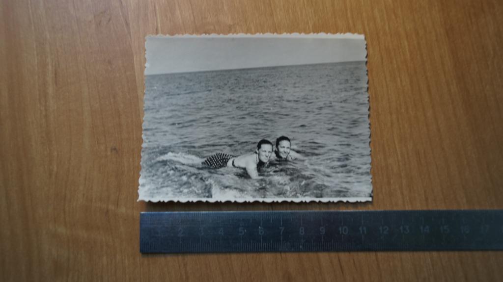 №1825 море пляж курорт девушки в купальниках плавают