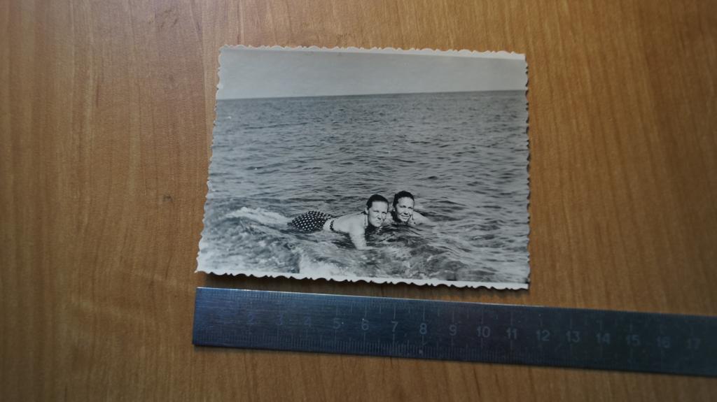 №1826 море пляж курорт девушки в купальниках плавают