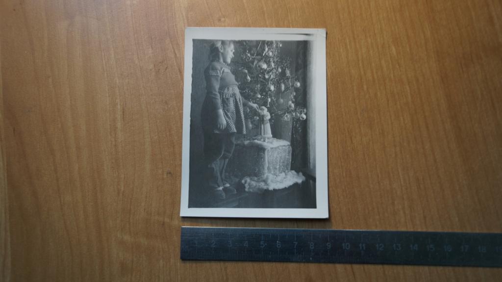 №1850 Новый год девочка стоит у наряженной елки игрушки дед мороз