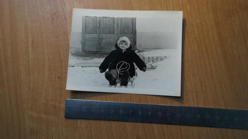 №1850 Зима снег ребенок в шубе на санках