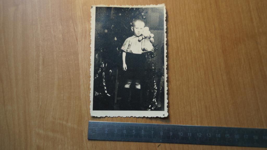 №1878 Новый год мальчик у елки с игрушечным дед морозом