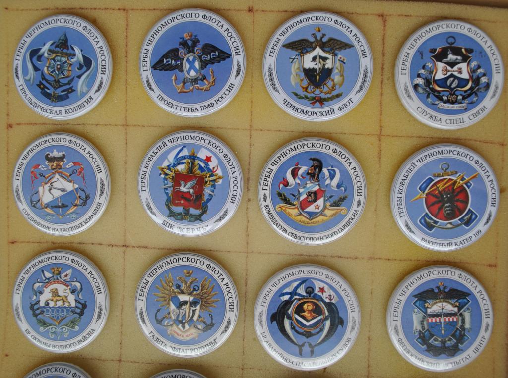 105 знаков Серия "105 гербов Герольдмейстера двух флотов" Закатные Диаметр 42 мм