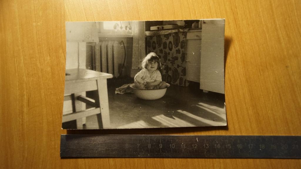 №1974 советский быт маленький ребенок девочка купается в тазике