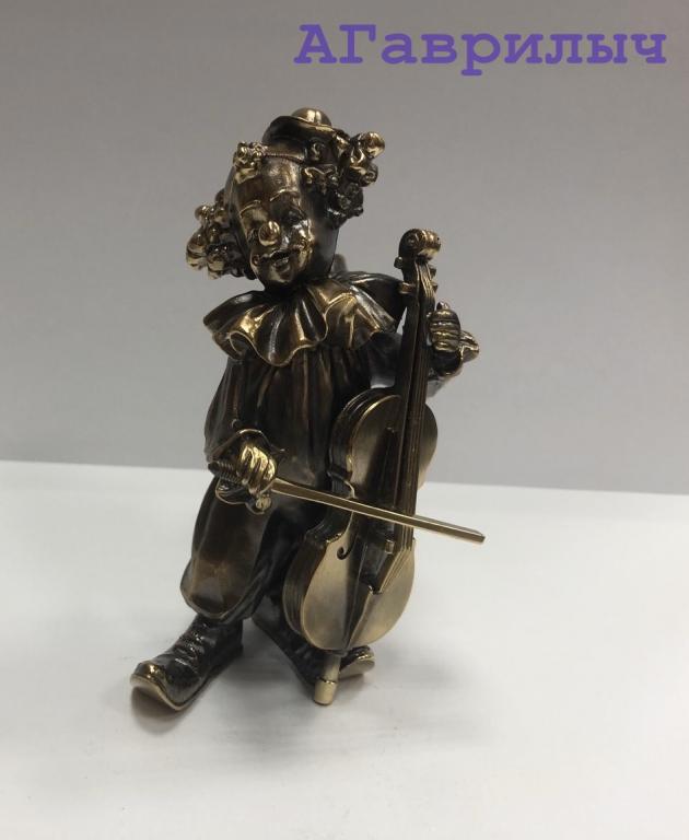 Клоун играет на виолончели БРОНЗА