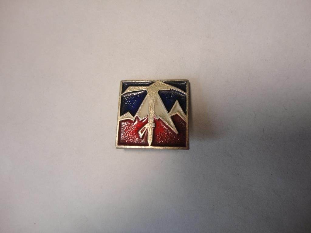 Знак  туризм альпинизм  ледоруб горы