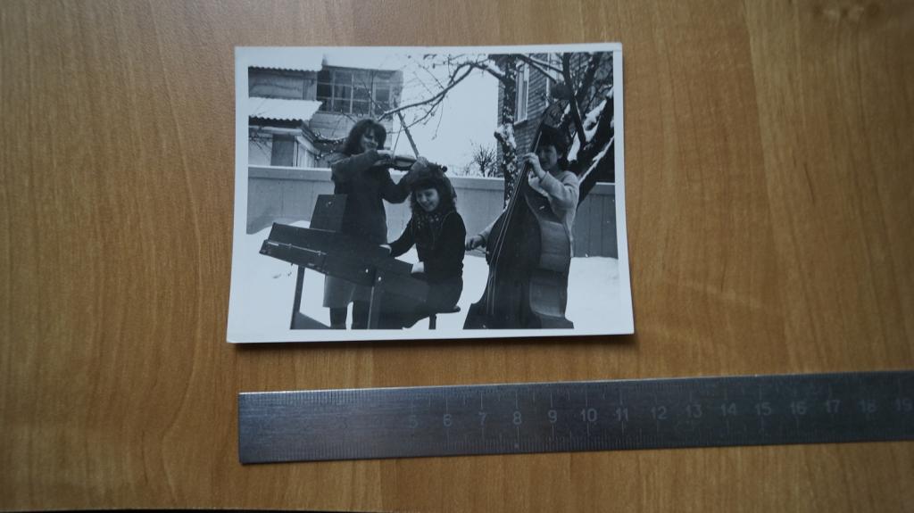 №2039 зима снег девушки музыканты скрипка синтезатор виолончель