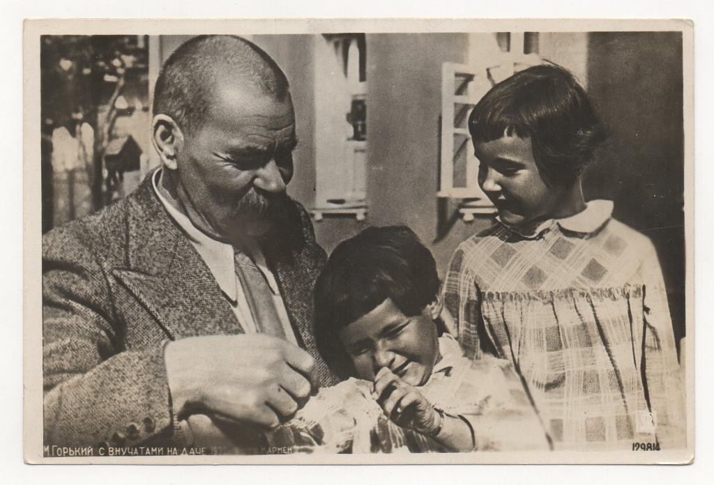 1932 г. М. Горький с внучатами на даче.