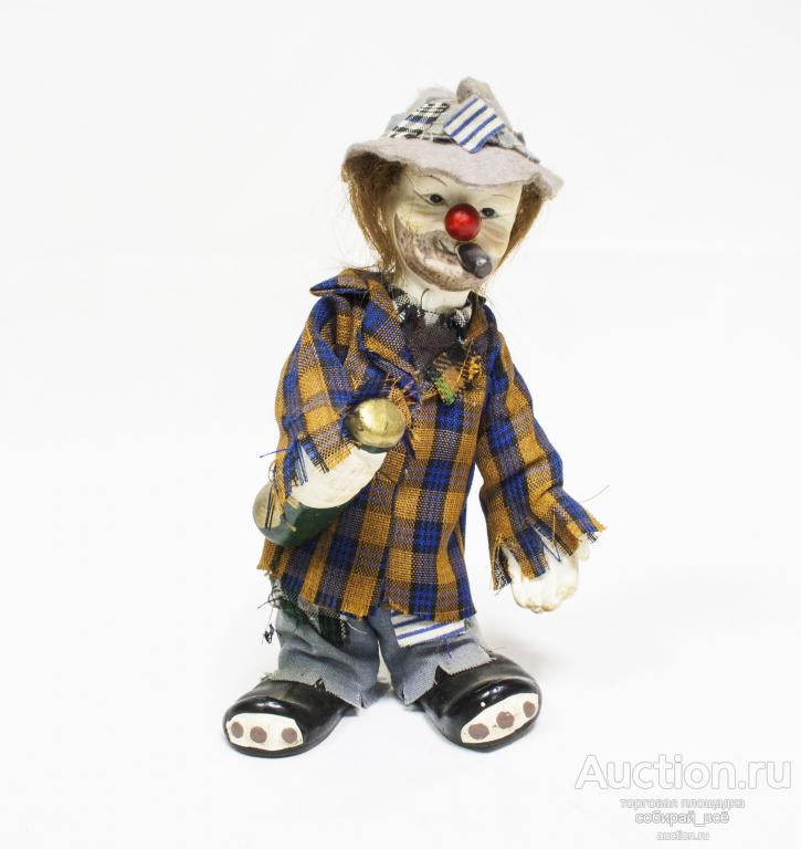 Статуэтка Клоун с бутылкой, фарфор, бисквит, Европа,  высота 18,5  см