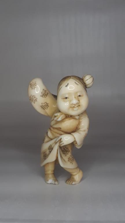 Нэцкэ Пляшущая Амэ-но Удзумэ, слоновая кость, 19 век Эдо