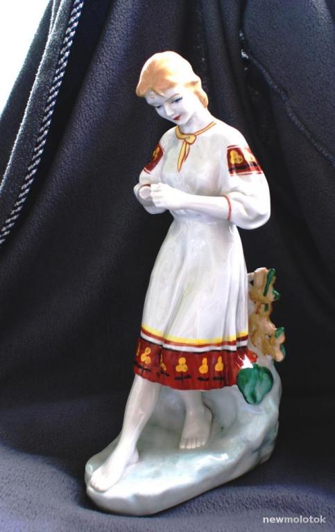 СТАТУЭТКА    ГАДАНИЕ НА РОМАШКЕ   ПОЛОННЕ 60-е ~  ЗХК