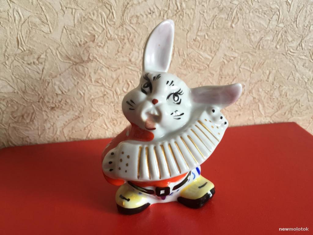 Фарфор фигурка заяц с гармошкой Вербики без реставрации