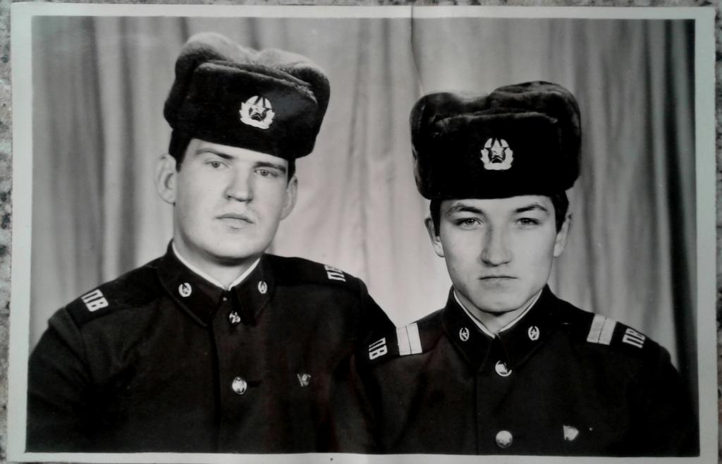 Фото. Рядовой и младший сержант ПВ КГБ СССР