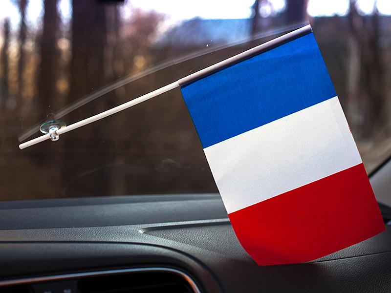 Флажок на подставке в машину