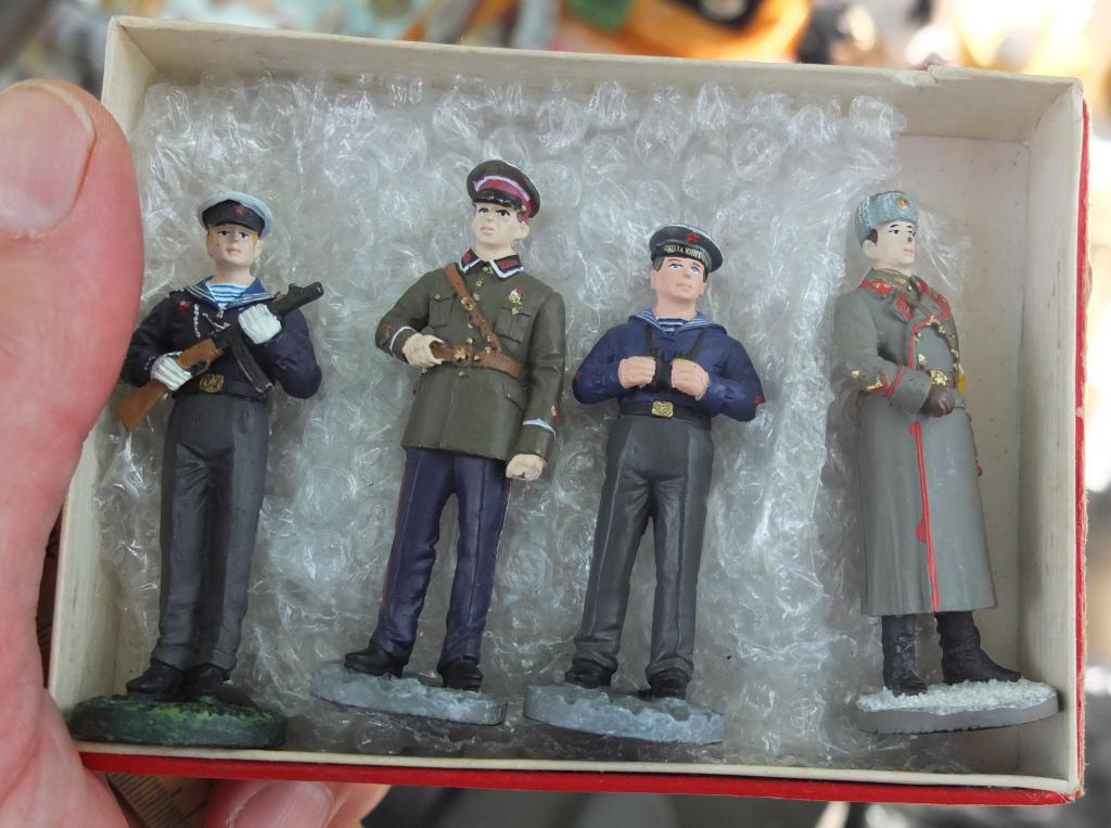 оловянные солдатики раскрашенные,4 шт,коллекцией
