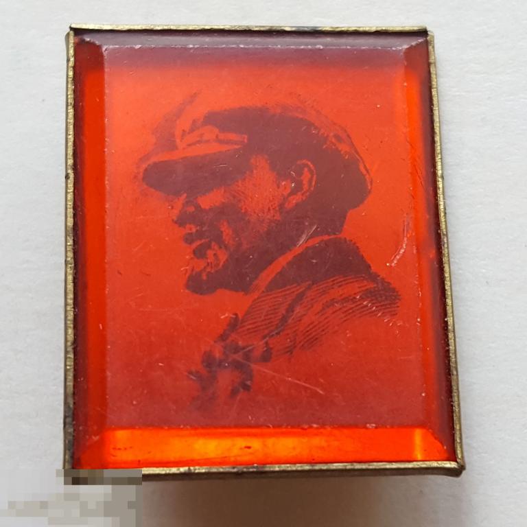 Значок  Ленин голова налево в кепке знак стекло  ульянов ленин пластмассовый  красный 