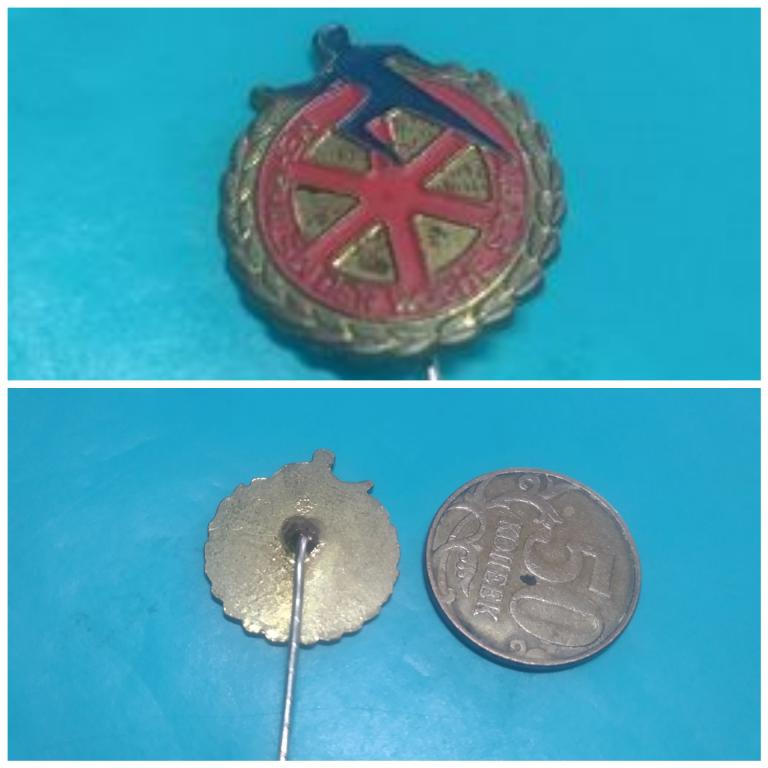 Der woche sport mehrmalsin DDR знак значок тяжелый Германия ГДР