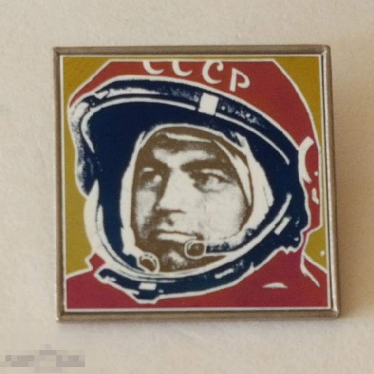 Космонавт СССР ситалл значок космос знак космонавтика стекло космонавты 