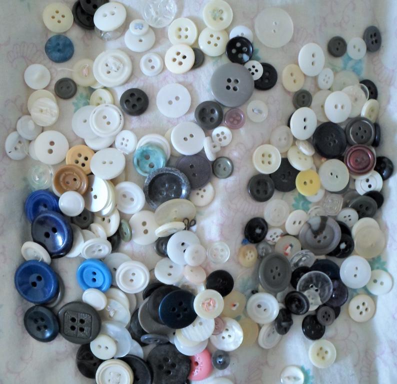 Пуговицы старые,для рукоделья-одним лотом