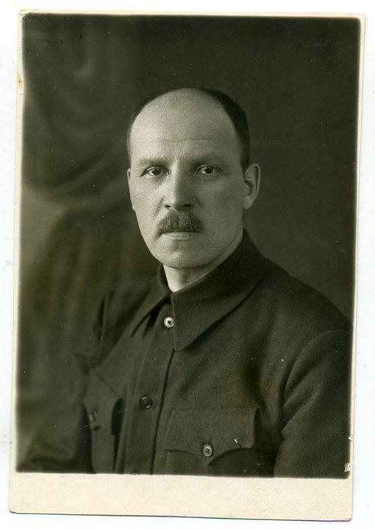 Советский быт Солдный мужчина инженер мода одежда 12 х 8 см