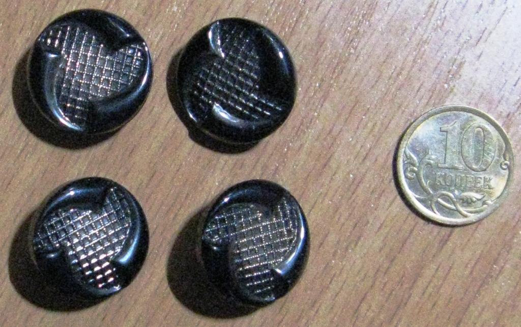 К13.351 ИЗ ПРАБАБУШКИНОЙ ШКАТУЛКИ: СТЕКЛЯННАЯ ПУГОВИЦА, ЧЕТЫРЕ ШТУКИ ОДНИМ ЛОТОМ