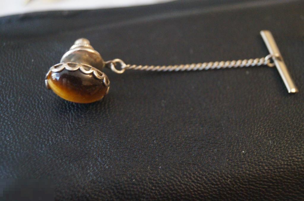 Запонка с цепочкой. Англия. Камень-тигровый глаз. Винтаж 