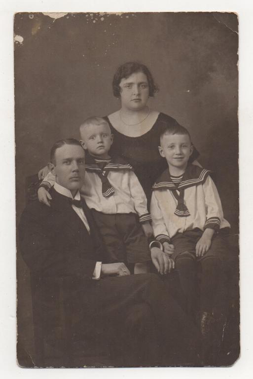 Семья Лирлер. Фотография "ПОБЕДА" Садовая ул. Нет в справочниках. Возможно г. Балашов