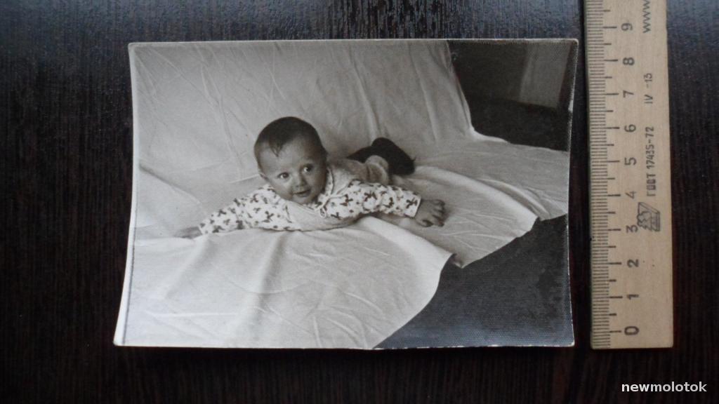 ФОТОГРАФИЯ МАЛЫШ НА ДИВАНЕ РЕТРО ФОТО