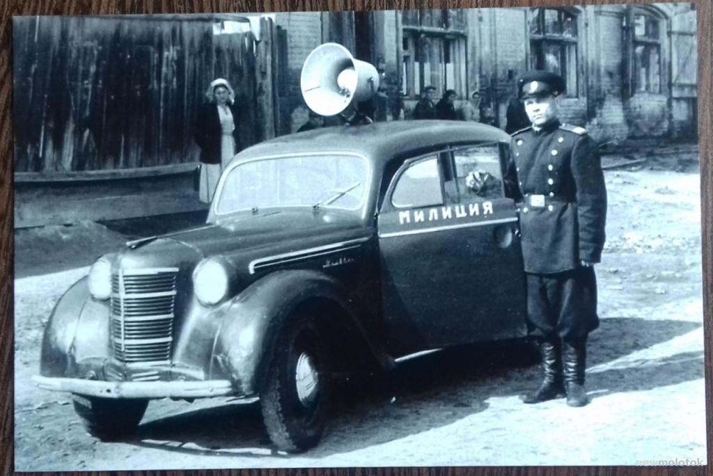 КОЛЛЕКЦИОННАЯ РЕТРО ФОТОГРАФИЯ МИЛИЦИОНЕР У АВТОМОБИЛЯ С РУПОРОМ РЕПРИНТ