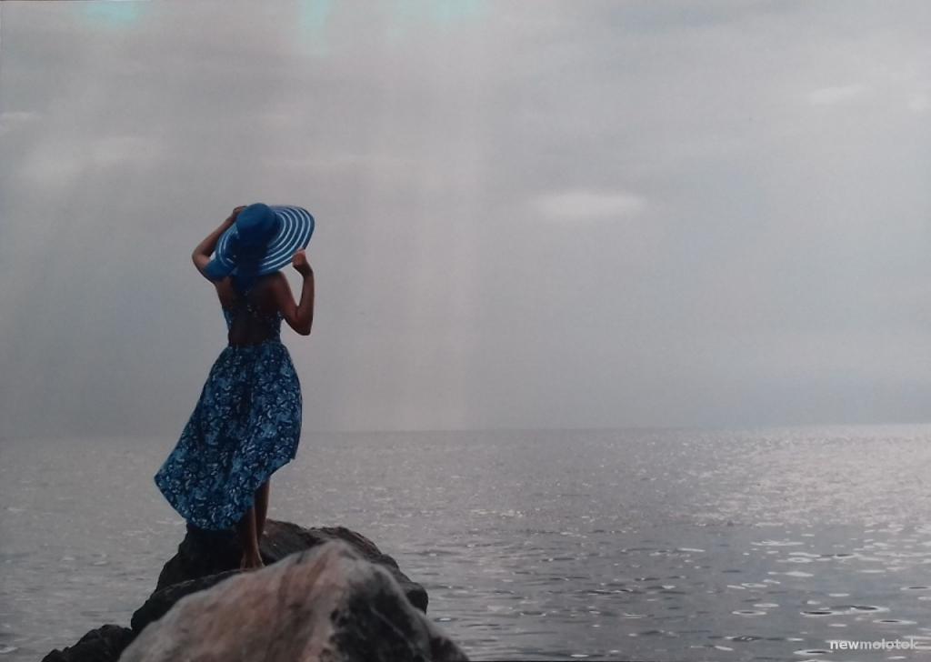 БОЛЬШАЯ ЦВЕТНАЯ ФОТОГРАФИЯ КАРТИНА ДЕВУШКА И МОРЕ * РАЗМЕР 21 х 30 СМ.