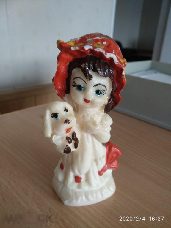 Статуэтка девочки с собачкой. Первая половина 20 века. 