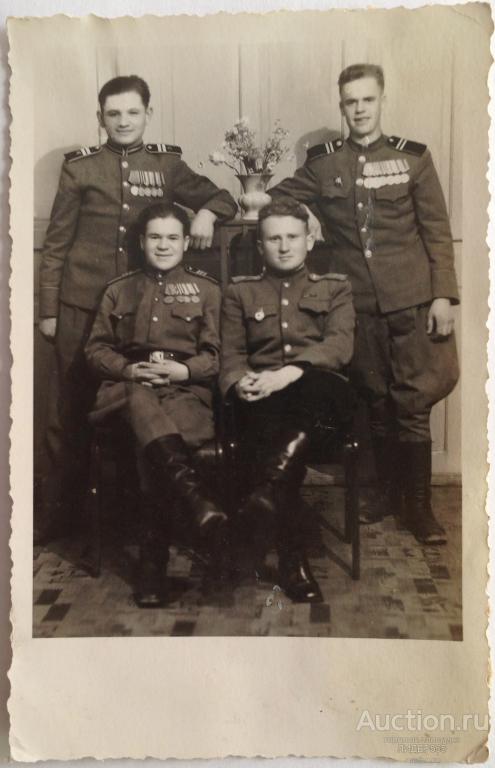 "СОВЕТСКИЙ ОФИЦЕР МЕДИК с СЕРЖАНТАМИ" 31 декабря 1944 года