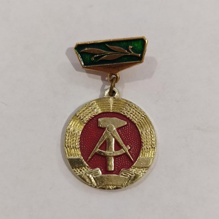 Коллекция знак значок Иностранный ГДР  Лист 58 Более 20000 шт