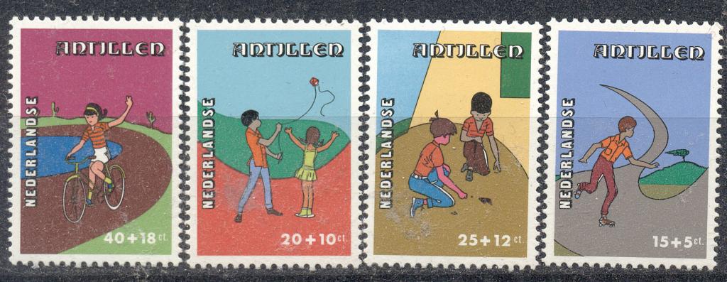 Нидерландские Антиллы 1978 г. серия В пользу детей негашеная**